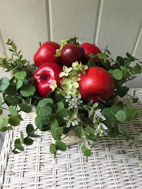 Apple Centerpieces, Modern Kitchen Gadgets, Apple Decor, Apple Flowers, Apple Decorations, Fruit Decorations, Fall Apples, Fall Decoration, Apple Butter