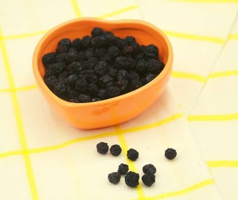 Air Fryer Dehydrated Blueberries - Fork To Spoon Dehydrating Blueberries, Dehydrated Blueberries, Blueberry Bagel, Blueberry Donuts, Dehydrated Fruit, Healthy Blueberry, Dehydrator Recipes, Blueberries, Fruits And Vegetables