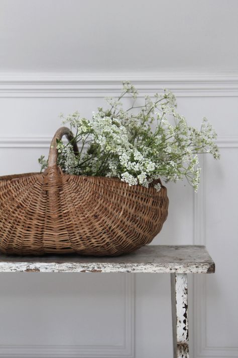 The Enduring Appeal of Baskets Flower Basket Arrangement, Decorating With Baskets, Crate Basket, Wicker Basket Decor, Basket Decor Ideas, Decorate With Baskets, Flowers In Basket, Baskets Of Flowers, Tiny Cottages