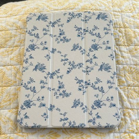 I Bought This Off Etsy And I Ordered The Wrong Size For My Ipad So I Can’t Use It :( It’s Super Cute And Great Quality!! Ipad Cases Cute, Ipad Case Ideas, Ipad Pen, Custom Ipad Case, Cute Ipad Cases, Custom Ipad, Ipad Air 4, Sister Christmas, Pretty Iphone Cases