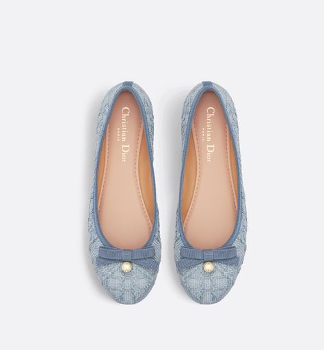 The Dior Ballet flat revisits a timeless pattern with elements of House couture. Crafted in pastel blue raffia with the Cannage motif, it is distinguished by a delicate grosgrain bow on the front adorned with a white CD resin pearl inspired by the iconic Dior Tribales earrings. Featuring a padded leather insole, the supple, comfortable ballet flat will add the finishing touch to all of the season's looks.. 41 Comfortable Ballet Flats, Denim Swimsuit, Resin Pearl, Dior Star, Icon Shoes, Couture Looks, Ballerina Pumps, Dior Book Tote, Bleu Pastel