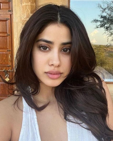 Mistress Jaanu on Twitter: "Besides lips, there are 9 areas on my body I want to be kissed on. Can you guess all 9 of them? Let's see 😉… " Models Without Makeup, Janhvi Kapoor, Dark Brown Hair Color, Without Makeup, Dark Brown Hair, Bollywood Actress, Pretty People, Celebrity Style, Makeup Looks