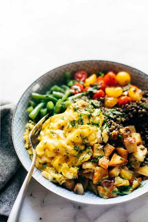 Sunshine Lentil Bowls with Garlic Olive Oil Dressing Lentil Bowls, Green Beans Tomatoes, Soft Scrambled Eggs, Plats Healthy, Olive Oil Dressing, Pinch Of Yum, Christmas Side, Buddha Bowls, Lentil Recipes