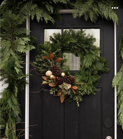 Organize Kitchen Appliances, Julkransar Diy, Ideas Decoracion Navidad, Winter Planters, Organize Kitchen, Winter Greens, Silver Fir, Holiday Wreaths Christmas, Natural Christmas Decor