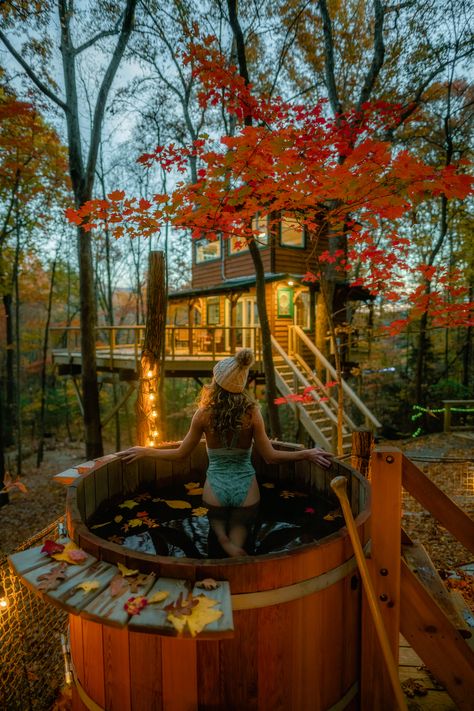 Dreamy fall getaway in a treehouse with a cedar wood-fired hot tub Honeymoon Cabin Romantic, Mountain Hot Tub, Cabin Reference, Honeymoon Airbnb, Treehouse Aesthetic, Tub Aesthetic, Cabin Lifestyle, Cabin Activities, Honeymoon Cottage