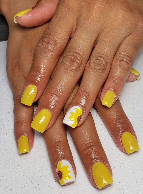 Short Nail Designs Yellow And White, Nails For A Yellow Prom Dress, Short Nail Sunflower Designs, Gel Nail Designs For Birthday, White Nails With Sunflower Design, Yellow Nails With Sunflower, Sunflower Pedicure Ideas, Yellow Gel Nail Designs, Yellow Pedicure Ideas