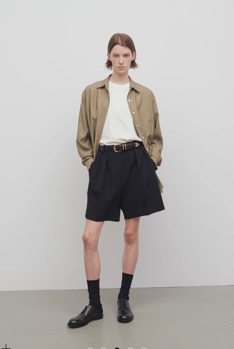 Short Trousers Outfit Women, Pleated Shorts Outfit, Short Women Outfits, Black Shorts Fashion, Trouser Outfit, Tailored Shorts, Pleated Shorts, Fashion People, Daily Dress