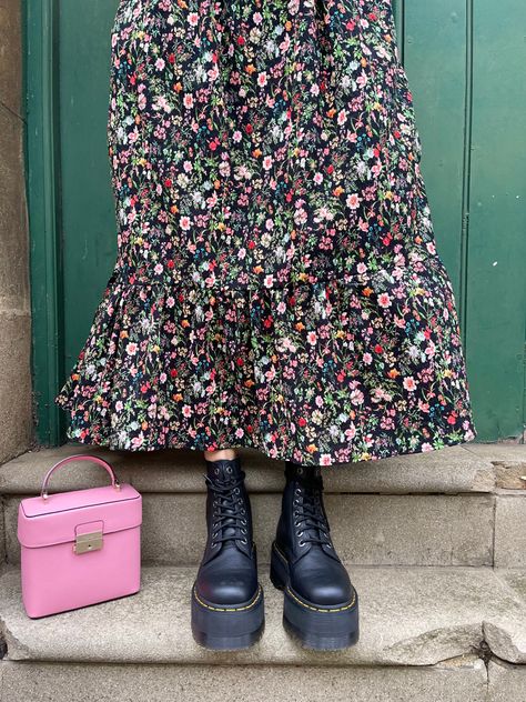 Platform dr martens boots. Molby the label dress. Spring dress. Spring outfit. Pink kate spade bag. 90s grunge aesthetic. Dress With Dr Martens, Dress And Dr Martens, 90s Pretty, Pink Kate Spade Bag, Outfit Trabajo, Platform Dr Martens, 90s Grunge Aesthetic, Kate Spade Bag Pink, Dr Martens Outfit