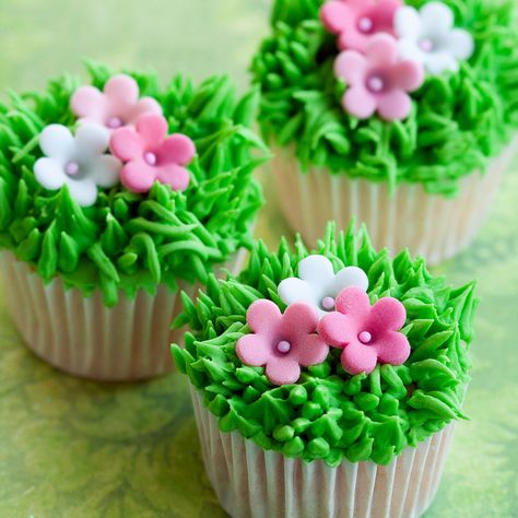 Flower Garden Cupcakes Cupcake Receptek, Cupcakes Flores, Garden Cupcakes, Spring Cupcakes, Diy Cupcake, Garden Cakes, Mini Cupcake, Shower Cupcakes, Flower Cupcakes