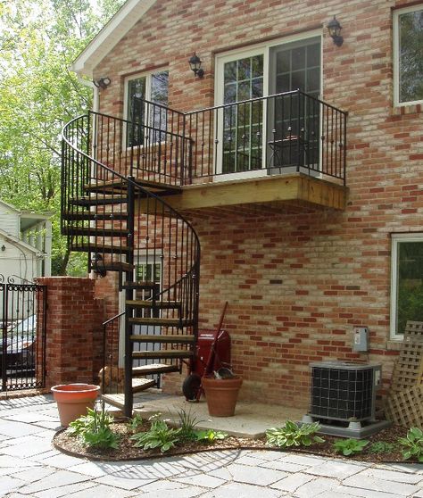 outdoor spiral staircase design Spiral Staircase Outdoor, سلالم حلزونية, Outside Stairs, Second Story Deck, Staircase Outdoor, External Staircase, Spiral Staircases, Iron Stair Railing, Steel Stairs