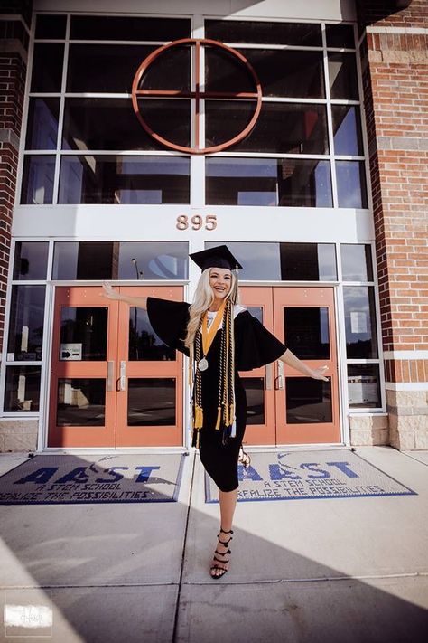 Umkc Graduation, Pharmacy Pictures, Graduation Outfits For Women, Graduation Picture Ideas, Graduation Outfit College, Grad Picture Ideas, Graduation Pic Ideas, Nursing Graduation Pictures, Graduation Shoot