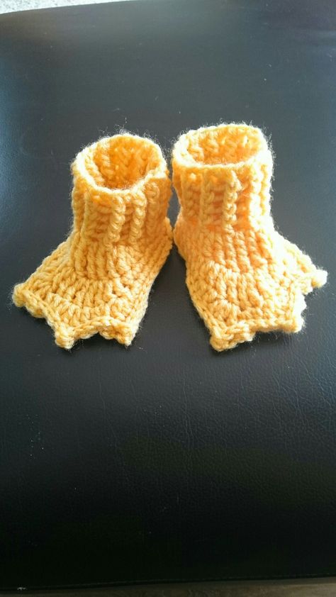 Ducks feet crocheted baby slippers. Pattern from creeksendpottery.com Crochet Duck Slippers, Duck Feet Crochet, Crochet Duck Feet Pattern Free, Baby Socks Crochet, Duck Slippers, Baby Booties Crochet Pattern, Socks Ideas, Crochet Baby Costumes, Crochet Baby Socks