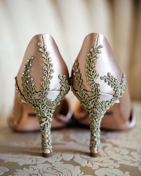 Using material from her headpiece, Thea embellished blush-colored heels with gold detailing. Wedding Shoes Unique, Wedding Flats For Bride, Fall Wedding Shoes, Quick Wedding, Unique Wedding Shoes, Blush Heels, Sparkly Flats, Fun Wedding Shoes, Last Minute Wedding