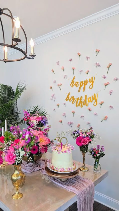 Simple 35th Birthday Decorations, Simple Birthday Backdrop Ideas Diy, Diy 16 Birthday Decorations, Mothers Birthday Party Ideas, Pink And Flowers Birthday Party, Simple Floral Birthday Decor, Flower 30th Birthday, Birthday Simple Decorations At Home, Women’s Birthday Decor