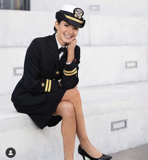 Photo credit to @lieutenanthall Military | Active Duty | Lieutenant | Officer | Dress Uniform | US Navy | US Marines | Captain Women In Uniforms Military, Navy Uniform Aesthetic, Navy Seal Uniform, Female Navy Officer, Us Navy Women, Military Female, Marine Corps Uniforms, Naval Uniform, Us Army Uniforms