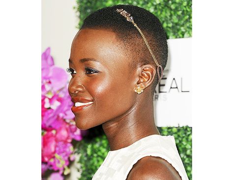 @Byrdie Beauty - Lupita Nyong’o’s Bejeweled Headband    Who said headbands have to be big and bold? Lupita adds a glint of jewels to her look at the Essence Black Women in Hollywood luncheon with Henri Bendel’s The Socialite Headwrap ($58). Short Hairstyles 2015, Short Hair Accessories, Celebrity Short Hair, Lupita Nyong, Latest Makeup Trends, Short Afro, Lupita Nyong'o, Short Hair Trends, Hair 2018