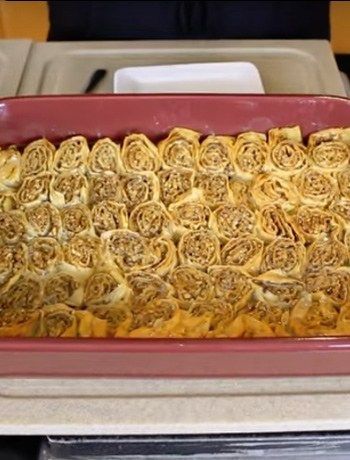 Baklava Pinwheels, Baklava Greek, Greek Baklava Recipe Traditional, Saragli Baklava, Baklava Variations, Different Shapes Of Baklava, Greek Baklava, Middle Eastern Sweets, Puff Pastry Pinwheels