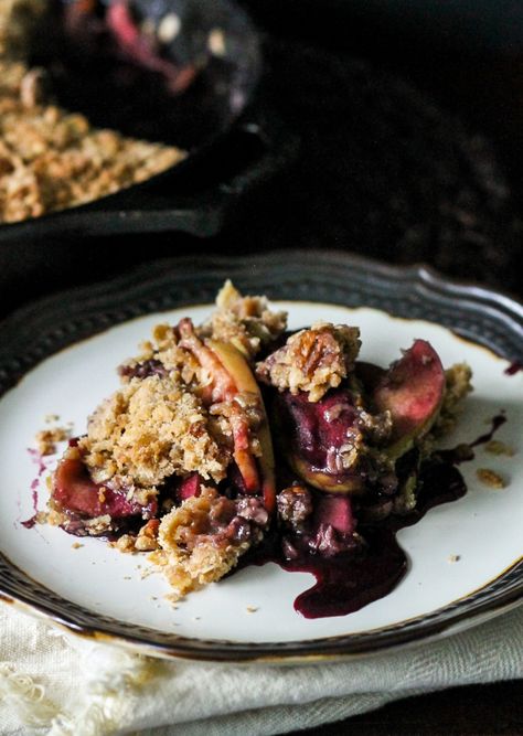 This Apple Berry Crisp is the perfect fall treat. Baked up in a skillet, the tender apples and sweet berries pair perfectly with the buttery oatmeal pecan crisp topping. | via Bakerita.com Apple Berry Crisp, Pecan Crisp, Crisp Topping, Apple Berry, Berry Crisp, Fall Desserts Easy, Apple Crumble, Juicy Fruit, Fall Treats