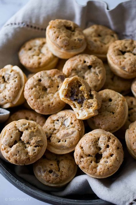 Bourbon Brown Butter Mini Derby Pies…you can’t eat just one! These bite-sized gems are even more tantalizing with the addition of brown butter. So easy to make, these crunchy, chocolatey mini pies will become your new favorite for no-fuss entertaining. Pie Tartlets, Mini Dessert Easy, Mini Pie Crust, Derby Party Food, Kentucky Derby Party Food, Derby Pie, Kentucky Derby Party, Mini Pies, Mini Muffins