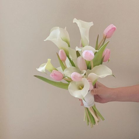 Tulip Bouquet Wedding, Small Bridal Bouquets, Small Wedding Bouquets, Tulip Wedding, Bridal Bouquet Flowers, Flower Boutique, Tulip Bouquet, Fairy Wedding, Bouquet Arrangements