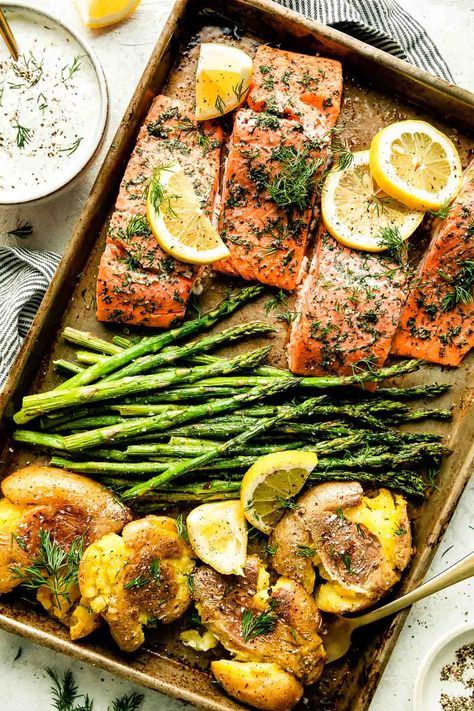 Dill Yogurt Sauce, Potatoes Oven, Salmon Dill, Salmon With Asparagus, Baked Salmon And Asparagus, Sheet Pan Salmon, Pan Salmon, Makanan Rendah Kalori, Dill Salmon