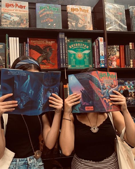 Barnes And Noble Date Aesthetic, Book Besties Aesthetic, Library Pictures Instagram, Barnes And Nobles Photoshoot, Book Besties, Barns And Noble Aesthetic, Library Friends, Barnes And Noble Photoshoot, Bookstore Photos