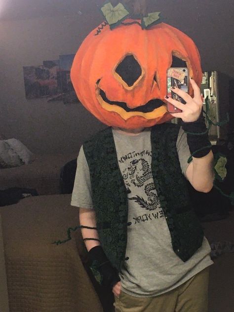 Box Head Ideas Cosplay, Fall Halloween Costume Ideas, Halloween Costume Pumpkin Head, Pumpkin Head Paper Mache, Pumpkin Head Halloween Costume, Grunge Halloween Costume Ideas, Pumpkin Head Oc, Cardboard Spider, Diy Pumpkin Head