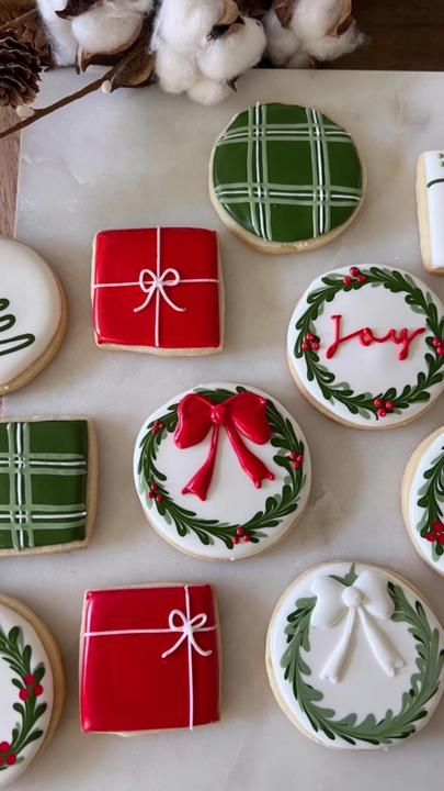 Maddy Santala on TikTok Cookie Decorating Circle Cookies, Christmas Cookies Decorated Round, Round Christmas Sugar Cookie Designs, Circle Christmas Cookies Decorated, Easy Royal Icing Cookies Design, Round Christmas Cookies, Circle Christmas Cookies, Christmas Sugar Cookie Designs, Christmas Sugar Cookies Decorated