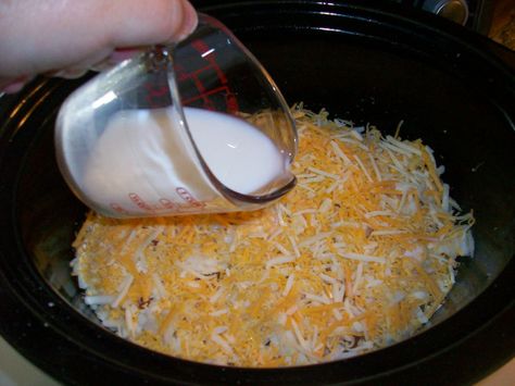 Slow Cooker Cheesy Chicken Hashbrown Bake Tator Tot Crock Pot, Cheesy Chicken Tater Tot Casserole, Hashbrown Bake, Crock Pot Casserole, Crockpot Chicken Casserole, Crockpot Hashbrown Casserole, Frozen Hashbrown Recipes, Chicken Hashbrown Casserole, Easy Chili Recipe Crockpot