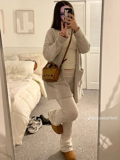 Outfit With Uggs, Lounge Clothes, Cozy Lounge, Outfit Inspo Casual, Cute Lazy Day Outfits, Chill Outfits, Girl Needs, Cute Comfy Outfits