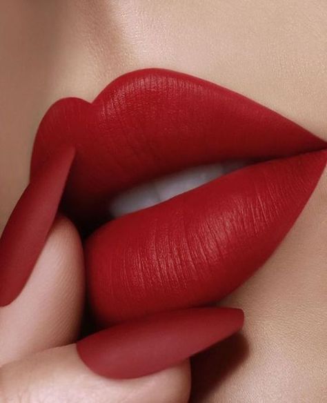 Lipstick Nails Shape, Maquillage Kylie Jenner, Red Lipstick Shades, Red Lipstick Matte, Matte Lipstick Shades, Red Lipstick Makeup, Lipstick Nails, Lipstick Tutorial, Lipstick Designs