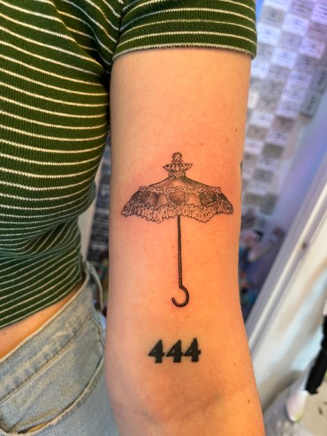 #tattoo #tattooideas #tattooart #victorianstyle #parasol #umbrella #aesthetic #444 Victorian Umbrella Tattoo, 20s Inspired Tattoos, Vintage Umbrella Tattoo, Vintage Inspired Tattoos For Women, Indy Tattoos, Parasol Tattoo, Scarf Tattoo, Tattoo Inspo Women, Aesthetic 444