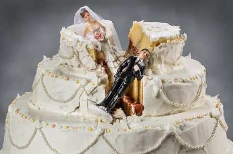 Hey Mister - NOT auspicious .... ||  Smashed in Transit from 15 Worst Wedding Cake Disasters Cake Disasters, Red Birthday Cakes, Divorce Law, Red Velvet Cake Mix, Diy Wedding Cake, Getting Divorced, Good Marriage, Velvet Cake, Red Velvet Cake