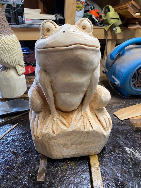 Frog Carving, Frosch Illustration, Fish Wood Carving, Chainsaw Wood Carving, Wood Log Crafts, Awesome Woodworking Ideas, Wood Carving Faces, Simple Wood Carving, Woodworking Shop Layout