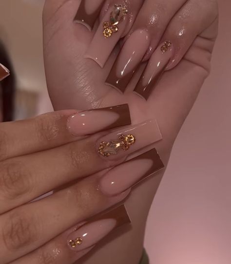 Pretty Acrylic Nails Brown, Acyrilics Nails Fall, Simple Fall Nails Long, Brown Medium Nails, Acrylic Nail Brown, Dark Gel Nails Ideas, Fall Nail Acrylic Designs, Nude Nails Design Ideas, Brown Bling Nails