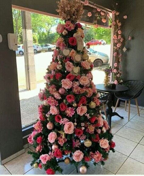 Unconventional Christmas Trees, Floral Christmas Tree, Christmas Tree Inspo, Traditions Around The World, Diy Christmas Lights, Old Mirrors, Christmas Dreaming, Pink Xmas, Creative Christmas Trees