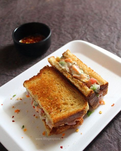 An easy sandwich that has creamy mayo with loads of vegetables. Its a delicious mayonnaise sandwich recipe for a quick snack or breakfast. Mayonnaise Sandwich Recipe, Boil Sweet Corn, Mayonnaise Sandwich, Cheesy Sandwich, Sandwich Easy, Khana Khazana, Mayo Sandwich, Resep Sandwich, Veg Sandwich