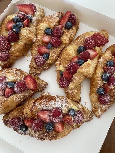 Croissant With Fruit, Fruit Croissant, Croissant Strawberry, Food Truck Desserts, Making Croissants, Mouthwatering Food, Croissant Breakfast, Mini Croissants, Bakery Foods