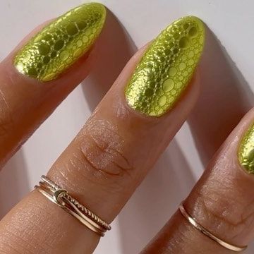 Short Snake Nails, Chrome Snake Nails, Snake Scale Nails, Snake Skin Outfit, Chrome Nails Ideas, Snake Nails, Snake Skin Nails, Gel Polish Designs, Bubble Nails