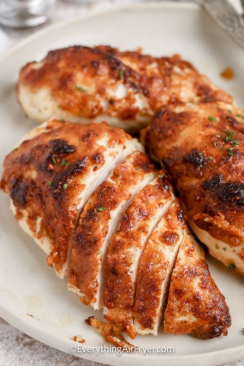 This recipe will have juicy chicken breasts ready in no time. Melt In Your Mouth Chicken, Air Fryer Recipes Chicken Breast, Mouth Chicken, Bbq Chicken Breast, Raw Chicken Breast, Chicken Fajita Recipe, Air Fryer Recipes Chicken, Fajita Recipe, Quick Chicken