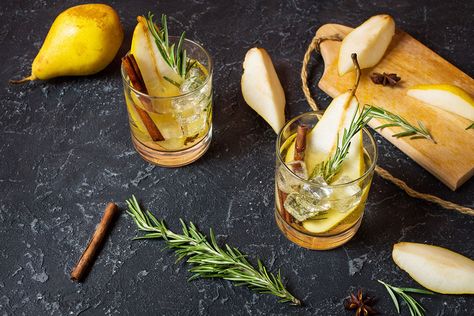 15 Fresh Takes on Fall Flavors - Flavor & The Menu Pear Punch, Cinnamon Cocktail, Seasonal Cocktails, Ginger Pear, Easy To Make Cocktails, Fairy Food, Pear Ginger, Drinks Smoothies, Bartlett Pears