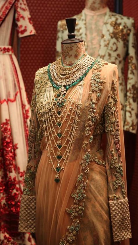 Sabyasachi. Details Saree Bollywood, Indian Bridal Sarees, Perhiasan India, Mode Tips, Vogue Wedding, Bridal Outfit, Salwar Kamiz, Pakistan Fashion, Indian Bridal Wear