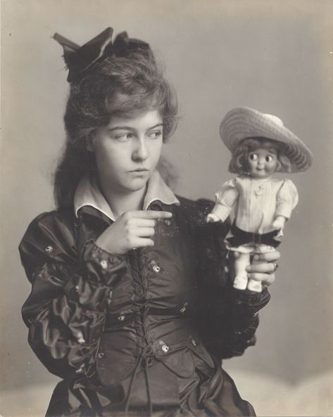 Dorothy Gish with doll, 1920. Ethel Barrymore, Dorothy Gish, Lillian Gish, Mary Pickford, Facts For Kids, Dramatic Lighting, People Laughing, Silent Film, Old Pictures