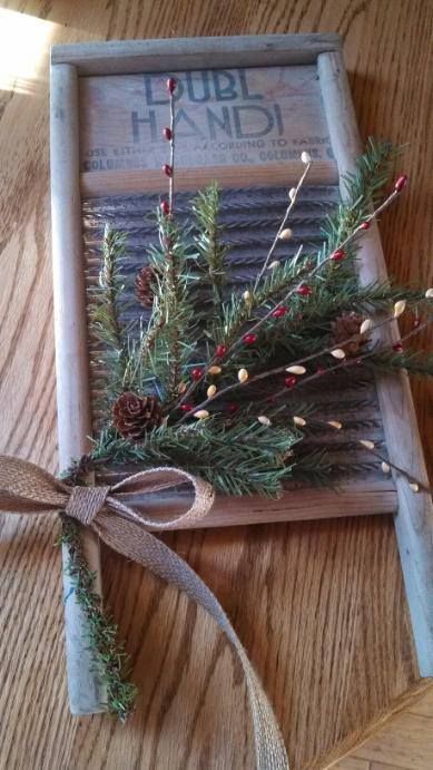 washboard Washboard Decor, Crafting Decor, Country Deco, Wash Board, Shabby Chic Stil, Prim Christmas, Country Christmas Decorations, Brush Trees, Primitive Decor