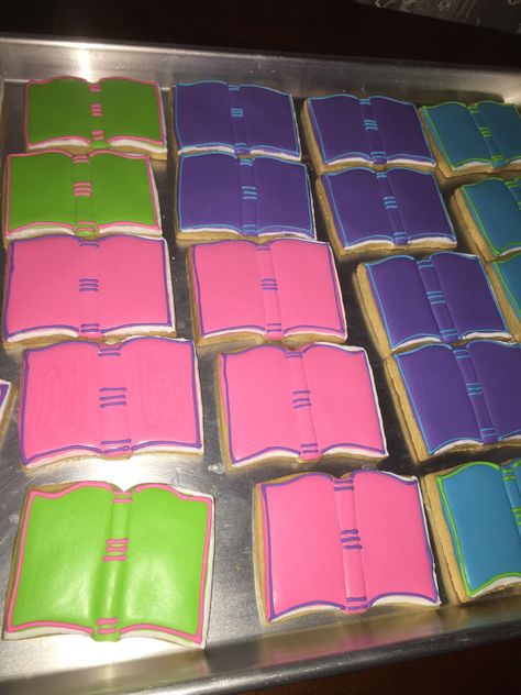 Open Book Cookies Decorated, Book Shaped Cookies, Book Club Cookies Decorated, Book Cookies Decorated, Publishing Party, Book Cookies, School Cookies, Book Swap, Swap Party