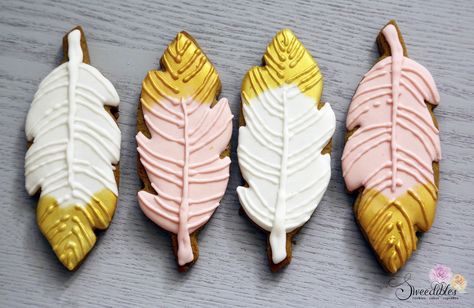 Feather Cookies, Sage Green And Gold, Nativity Crafts, Decorated Cookies, Butter Cookies, Cookie Decorating, Sugar Cookies, Paper Dolls, Green And Gold