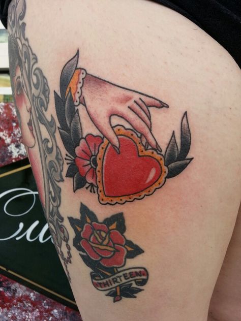 Traditional Hand Holding Heart Valentine Tattoo by Steve Rieck Las Vegas Shaking Hands Tattoo, True Love Tattoo, Traditional Heart Tattoos, Neotraditional Tattoo, Petit Tattoo, Tattoo Old School, Hand Tats, Geniale Tattoos, Heart Tattoo Designs