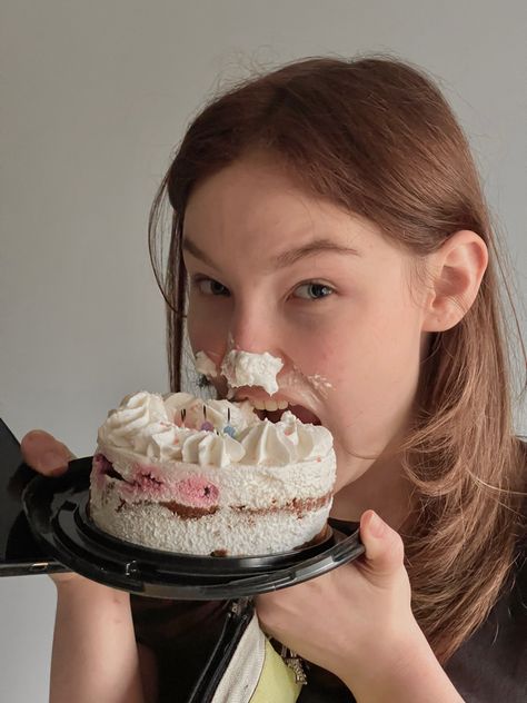 Cake On Face Photography, Messy Birthday Cake Photoshoot, Cake Reference Photo, Eating Cake Aesthetic, Eating Cake With Hands, Cake Eating Photoshoot, Eating Food Pose, Cake Pose Reference, Eating Cake Reference