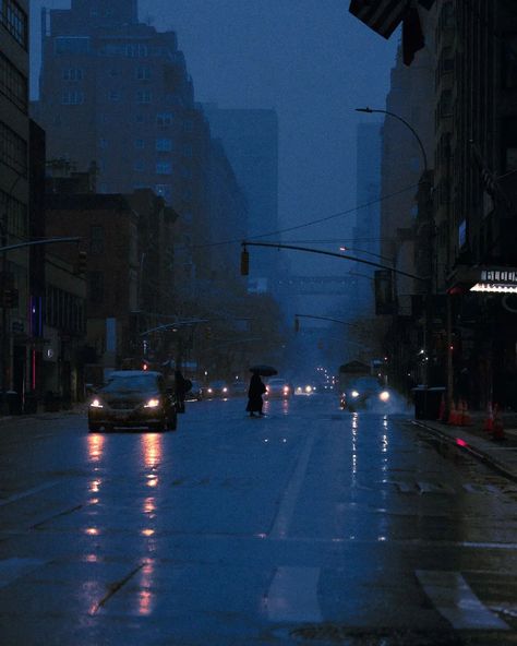 City Life Aesthetic, City Rain, Rainy City, Painting References, Low Light Photography, Rain Painting, Walking In The Rain, Vaporwave Aesthetic, Singing In The Rain