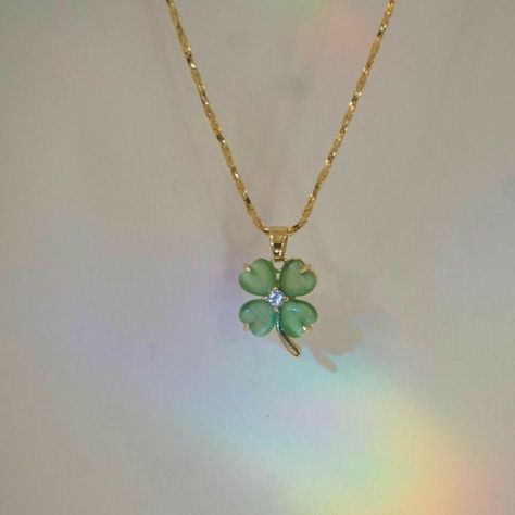 Tiffany Clover Necklace, Lucky Clover Necklace, Cute Pendant Necklace Charms, Cute Accessories Aesthetic, Four Clover Leaf, Clover Leaf Necklace, 4 Leaf Clover Necklace, Necklaces Aesthetic, Four Leaf Clover Charm